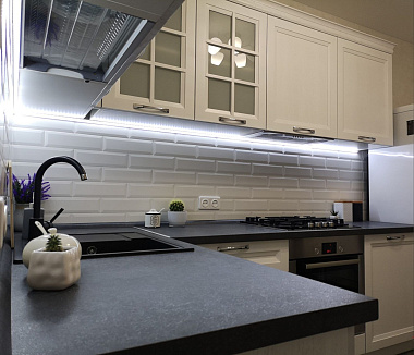 Черная угловая столешница на кухню из кварцевого камня PRIMAX 884 Dark Concrete